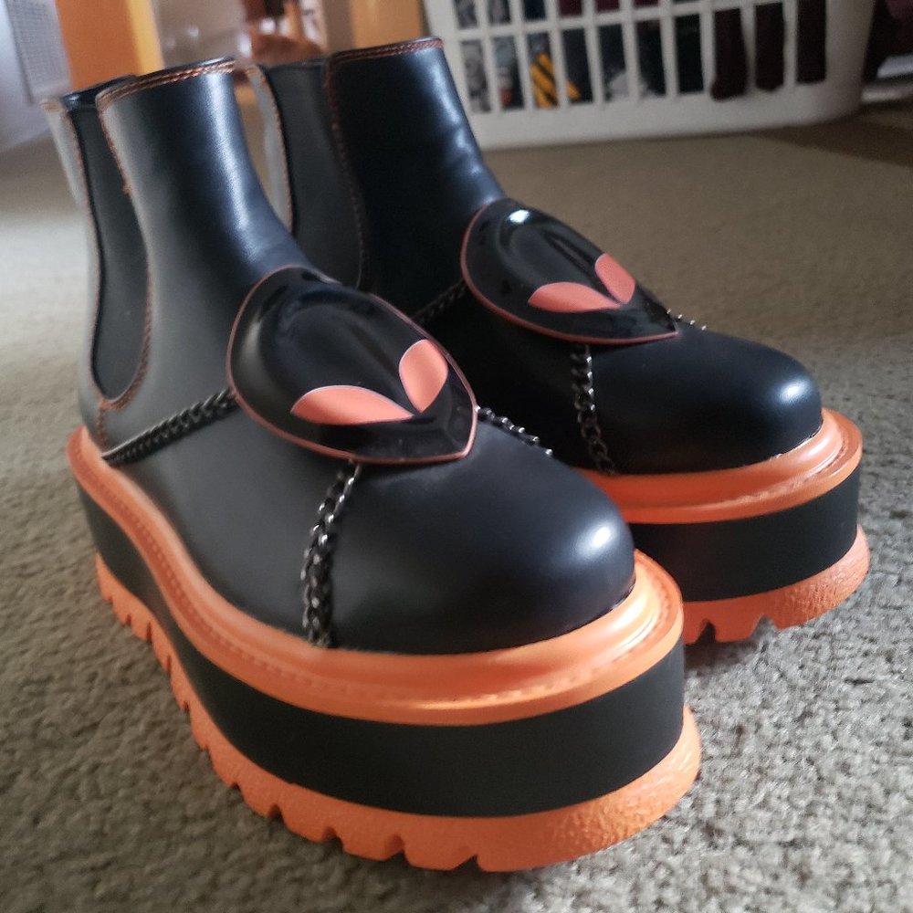 Koi footwear
